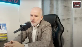 Miluje kolo a Markétu Lazarovou, ale píše o golfu. Andrej Halada.